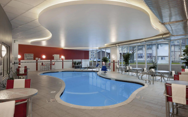 Hampton Inn & Suites Madison / Downtown