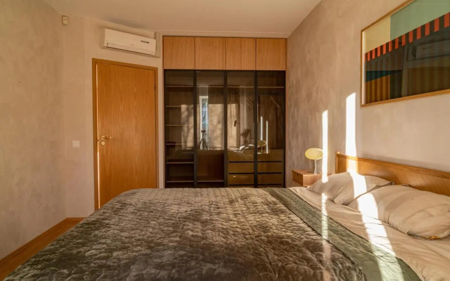 Freshly Renovated Apartment Next To Old Down