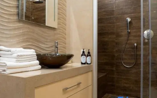 High quality close to Old Town + huge shower + PS4