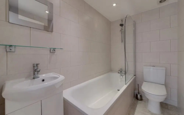 The Lipstick Palace - Fitzrovia - by Frankie Says