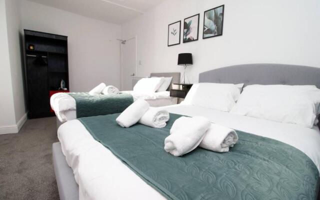 4 Bed Flat - Sleeps 4 - Parking - Wifi