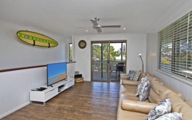 Red Door Beach House - Marcoola Beach - PET FRIENDLY, FOXTEL, WIFI, 500 BOND, Linen Supplied – Guest Rooms – Marcoola