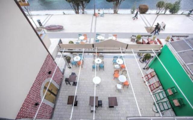 Art Theatre Caffe - River view Hotel