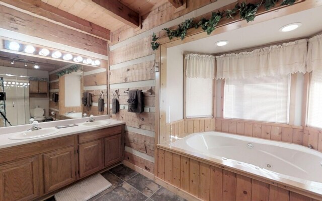 Dogwood Acre 3 Bedroom Cabin by RedAwning