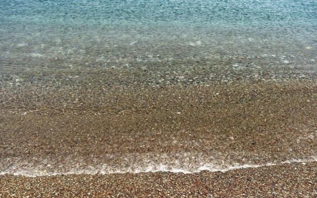 Live by the sea at House Almyra