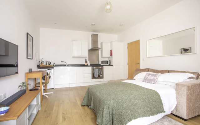 Queens Lodge 1-bed Apartment in Redhill
