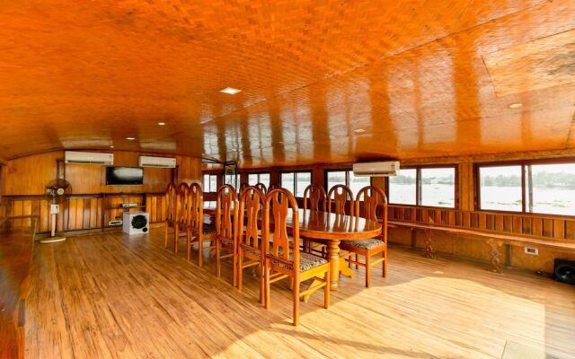 OYO 24146 Houseboat Anugraha 6bhk