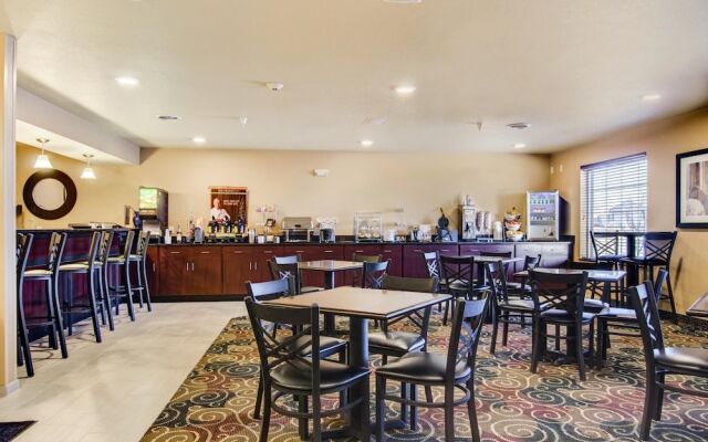 Castle Rock Inn & Suites