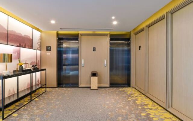 Zhuanghe Atour Hotel