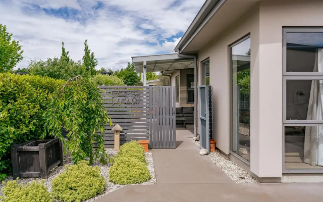 Urban Oasis - Wanaka Holiday Home