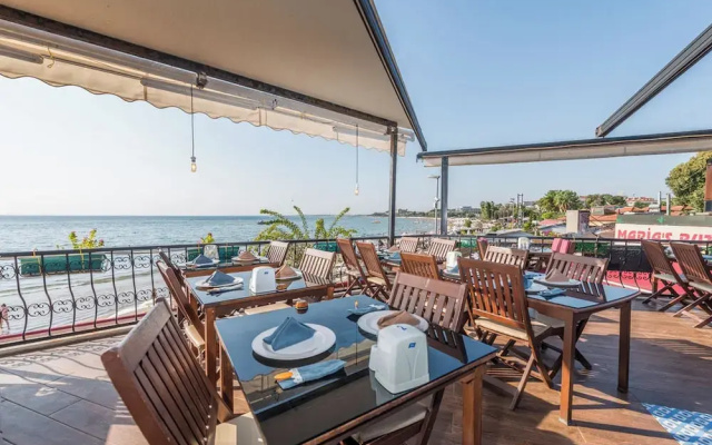 Tropic Beach Club Side