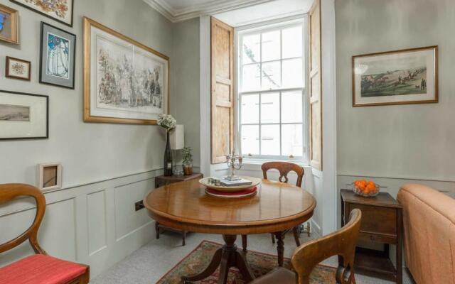 Heart Of Rose Street Quirky Antique Apartment