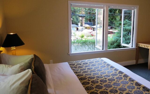 Rio Nido Lodge at the Russian River