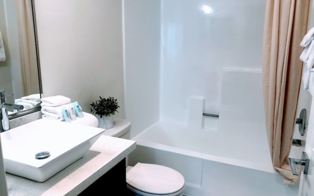 LA Westwood Deluxe Suites