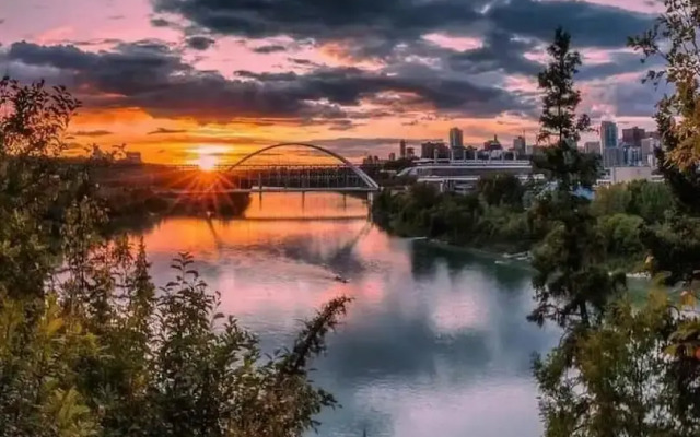 Luxurious Large 3 Bedroom Loft Saskatchewan Drive