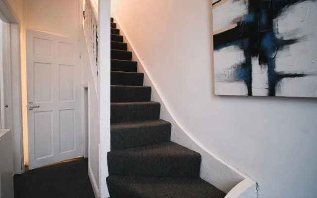 4 Bed House Sleeps 7-free Parking- Contractors