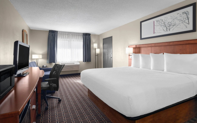 Travelodge by Wyndham Fargo West Acres