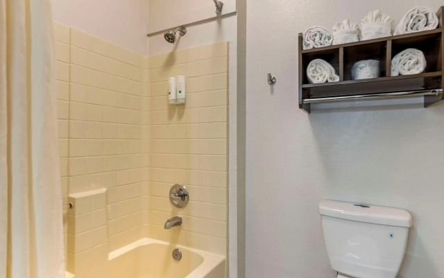 Quality Inn near SeaWorld - Lackland
