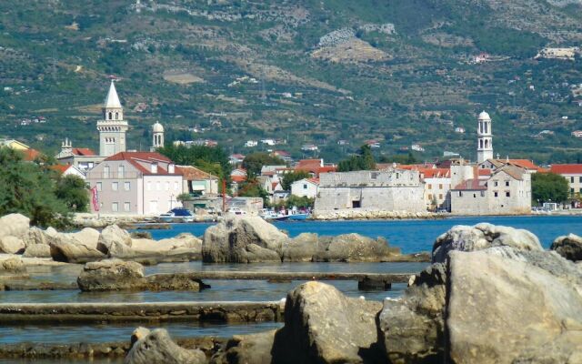 Awesome Home in Kastel Novi With Wifi and 6 Bedrooms