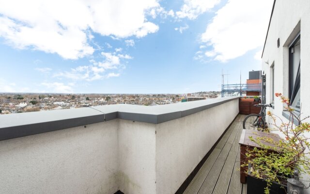 Two Bedroom Flat With Balcony in Central Wimbledon by Underthedoormat