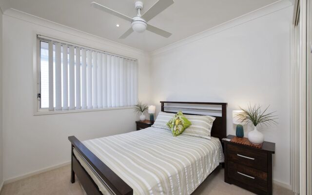 White Waves, 7B Achilles Street