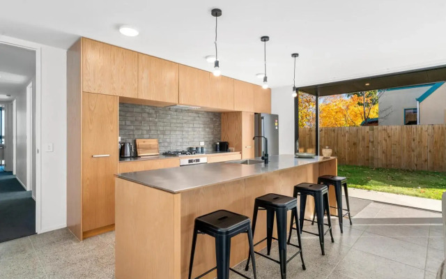 Mountain Escape - Cromwell Downstairs Holiday Apartment