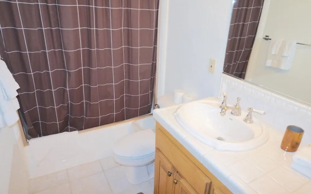 Beautiful Remodeled 2-bedroom Condo