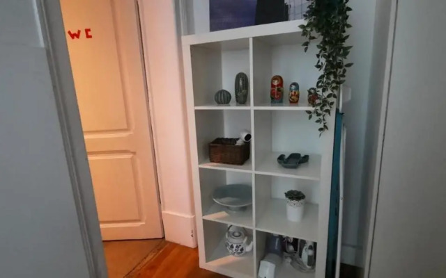 Sunny Terrace Apt, Close to Downtown! 2 Bedroom Flat