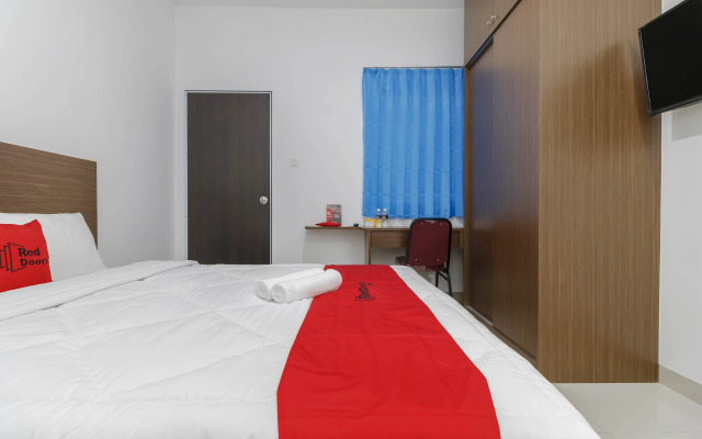 RedDoorz Plus Near Kepri Mall