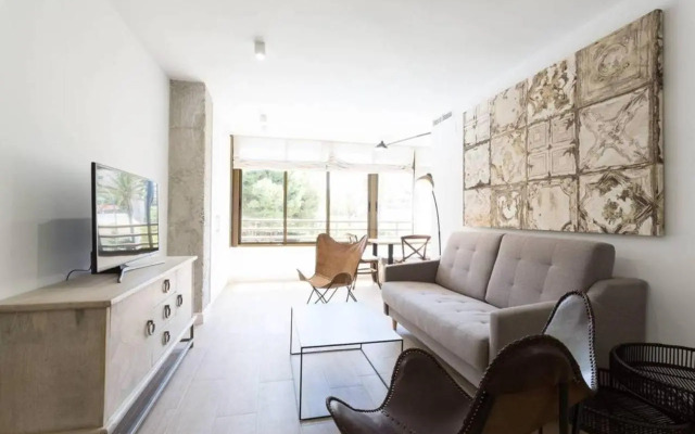 New San Juan beach apartment with AC