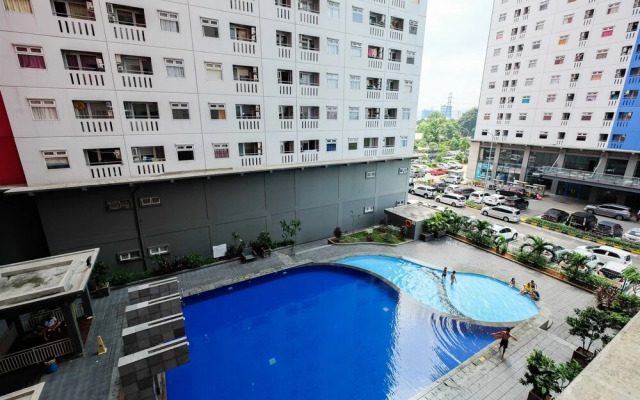 Relaxing 2BR at Green Pramuka Apartment