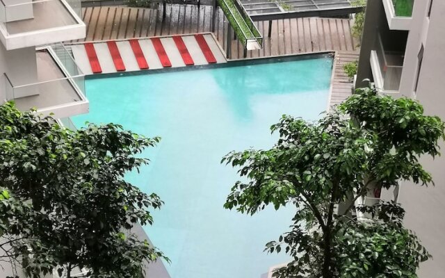 Univ 360 Cozy Apartment with Pool View
