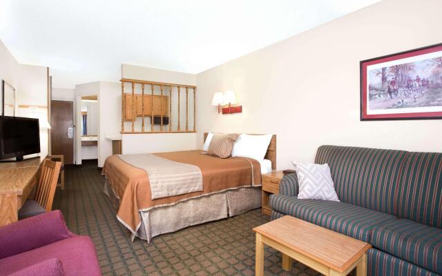 Travelodge by Wyndham Perry National Fairgrounds Area I-75