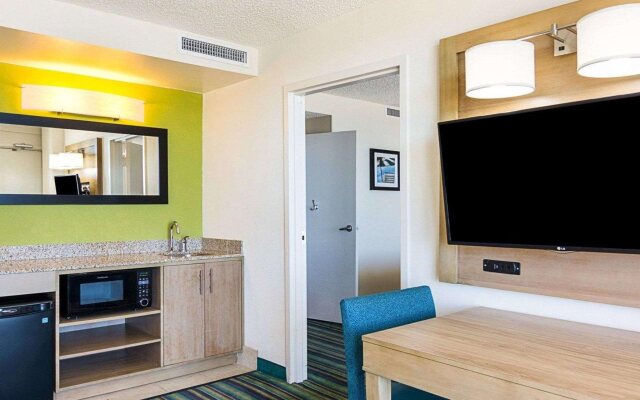Comfort Suites Beachfront