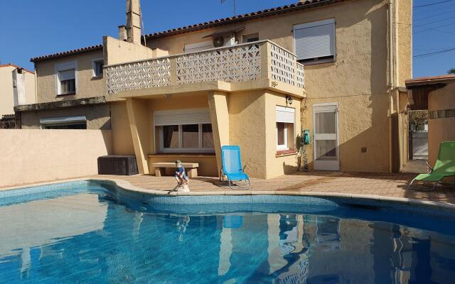 Majestic Holiday Home in Olonzac with Private Pool