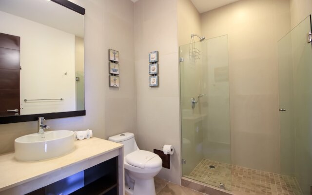 Luxury residence with pool and hotel amenities