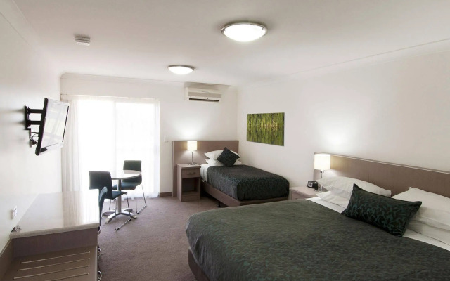 Loxton Community Hotel Motel