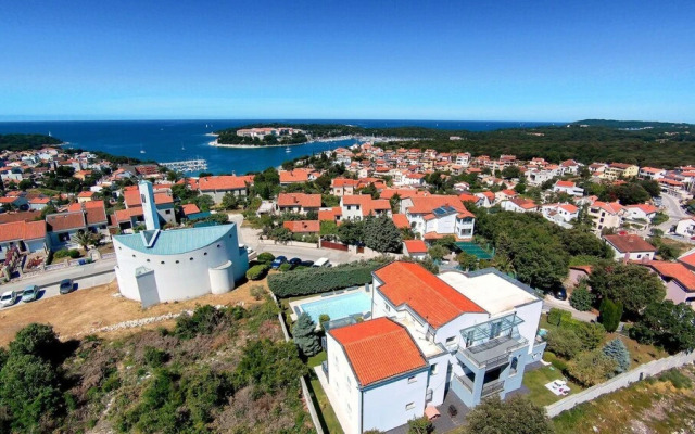 Villa Aylin, 5-bed, Next to the sea