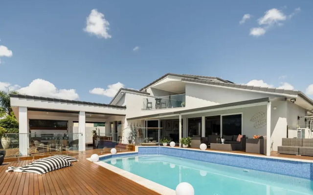 Modern Waterfront Retreat Private Pool Dock