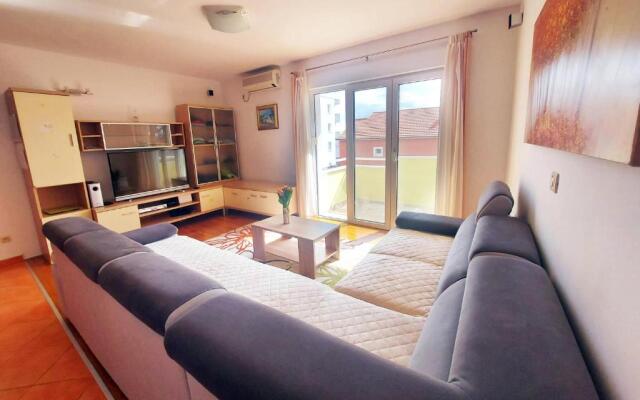 Beautiful villa - private heated pool, parking, BBQ near Split