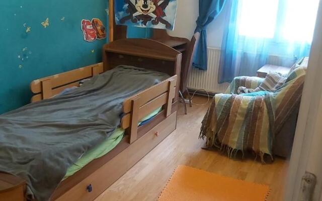 Family 4 rooms apartment in house with garden