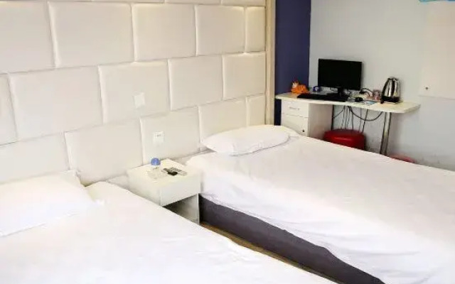 Aike 100 Theme Hotel (Qingdao Chongqing North Road Liuting Subway Station)