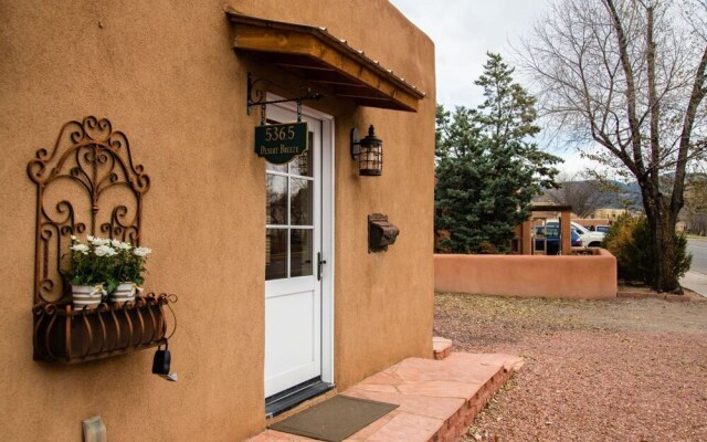Desert Breeze - Delightful Railyard Adobe, Walk to The Plaza