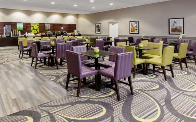 La Quinta Inn & Suites by Wyndham Clifton/Rutherford