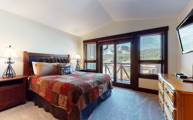 Juniper Crest 7 Private Hot Tub, 2 Car Garage, BBQ, Walk to the Lifts and Mountain Views by RedAwning