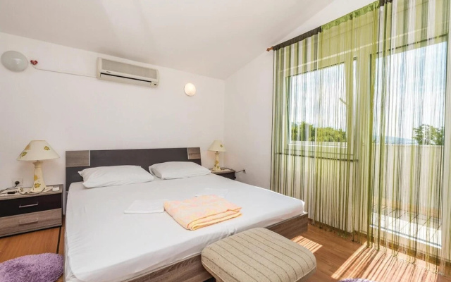 Amazing Home in Mundanije With Wifi and 2 Bedrooms
