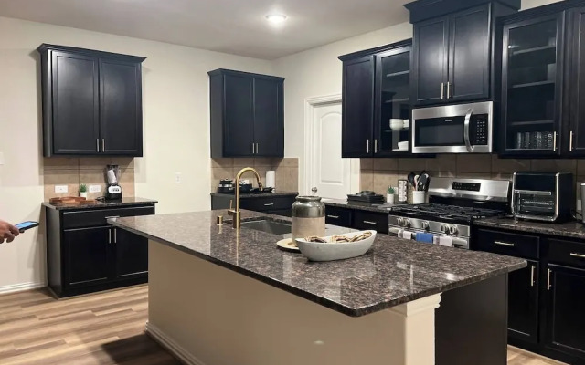 Balmoral Lakeside 5br 4ba House