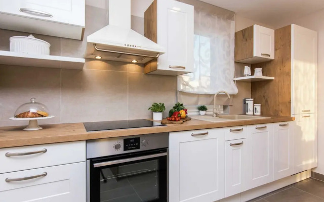 Superb 5 Villa With Heatable Pool Terrace, 4 en Suite Bedrooms, 5 km From sea