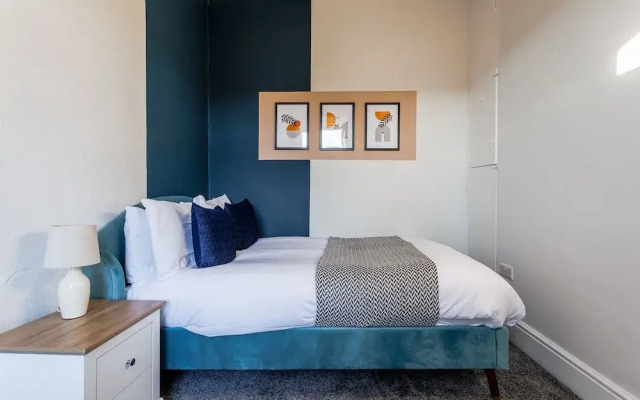 Darlington 4Bd Home: Modern Comfort & Free Parking