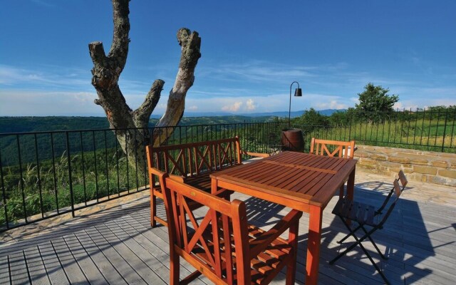 Nice Home in Gracisce With 6 Bedrooms, Internet and Outdoor Swimming Pool